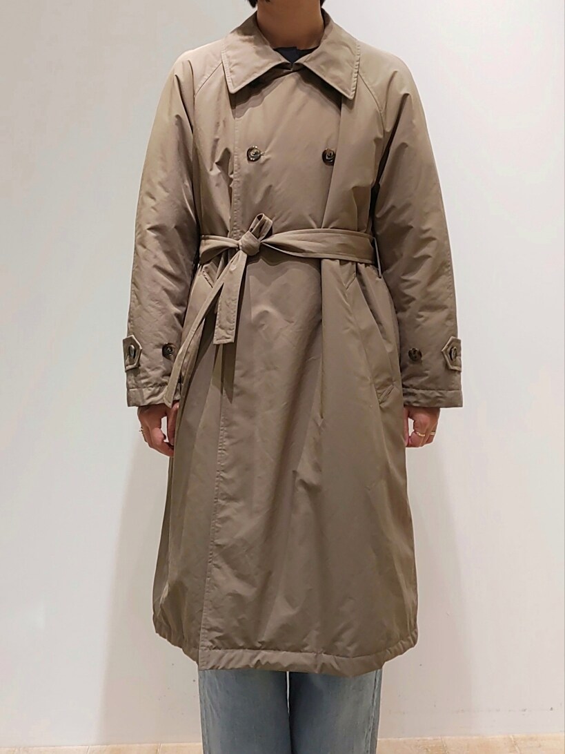 グレー系のシャツ/ブラウス、ベージュ系のダウンジャケット/コート、ブルー系のデニムパンツを着用したレディースの冬コーディネートの2枚目の写真