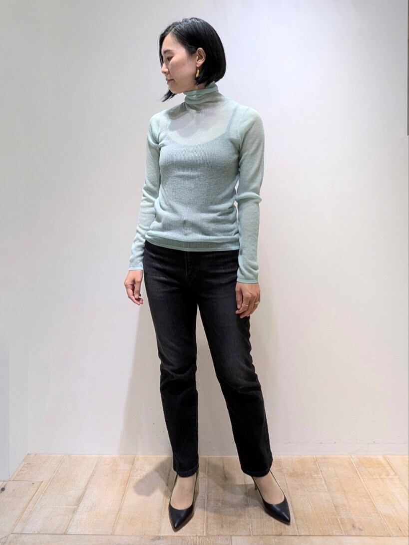 グリーン系のニット/セーター、ブラック系のテーラードジャケット、ブラック系のその他パンツを着用したレディースの秋コーディネートの2枚目の写真