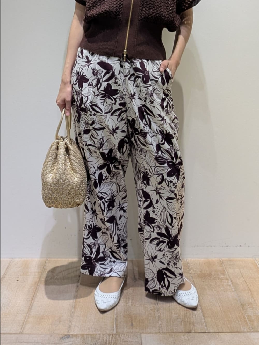 ブラウン系のニット/セーター、レッド系のその他パンツ、ゴールド系のショルダーバッグを着用したレディースの春コーディネートの3枚目の写真
