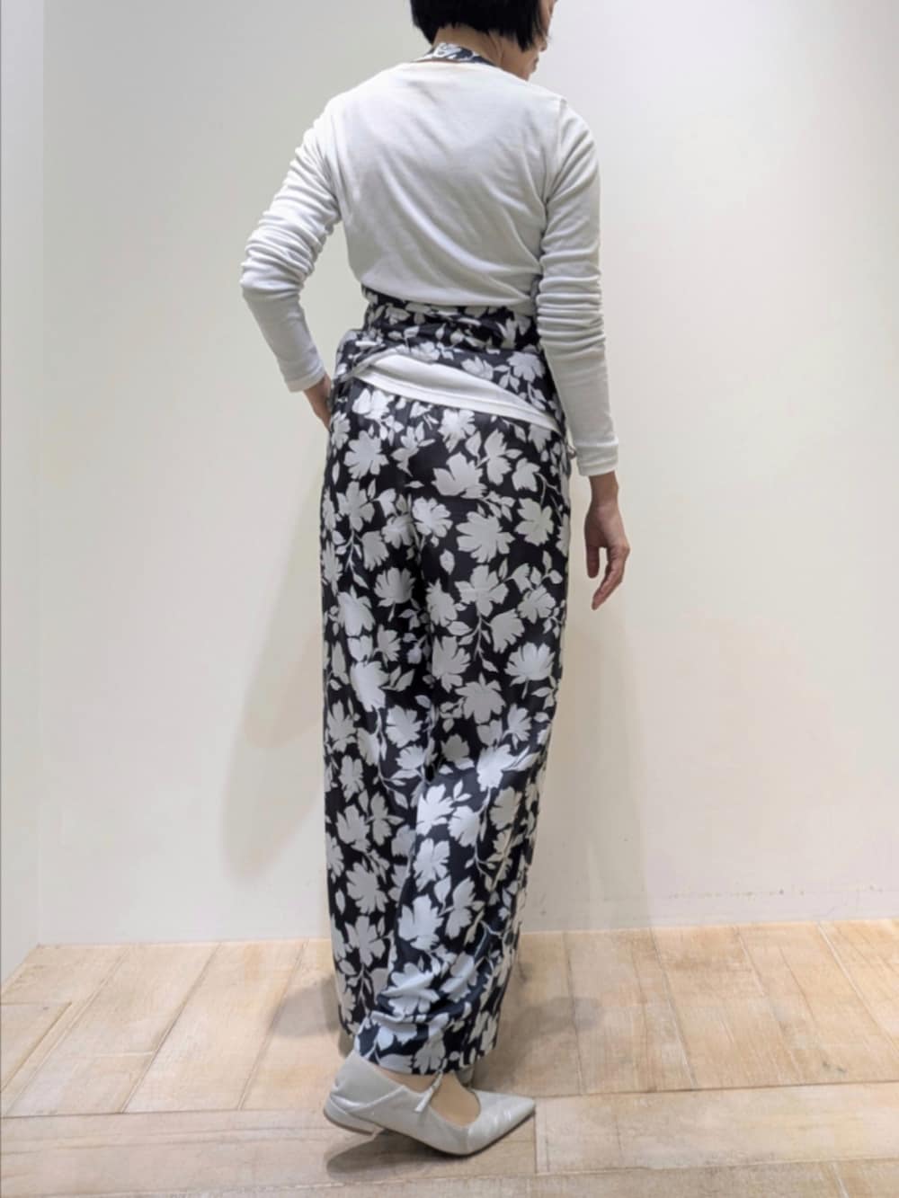 ホワイト系のTシャツ/カットソー、グレー系のベスト、グレー系のその他パンツを着用したレディースの冬コーディネートの5枚目の写真