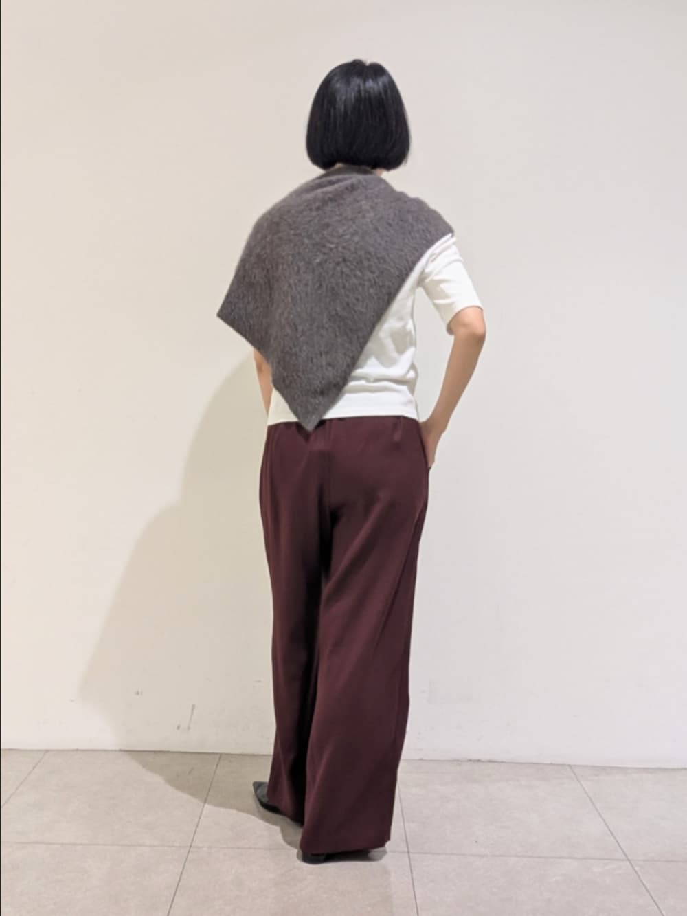 ホワイト系のTシャツ/カットソー、レッド系のその他パンツ、ブラウン系のストール/ショールを着用したレディースの夏コーディネートの5枚目の写真