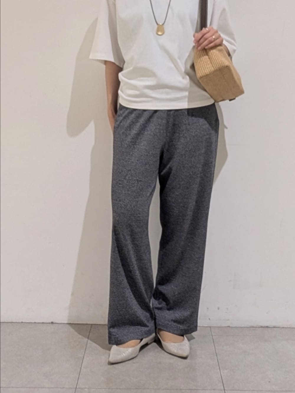 ホワイト系のTシャツ/カットソー、グレー系のその他パンツ、ゴールド系のネックレスを着用したレディースの夏コーディネートの3枚目の写真