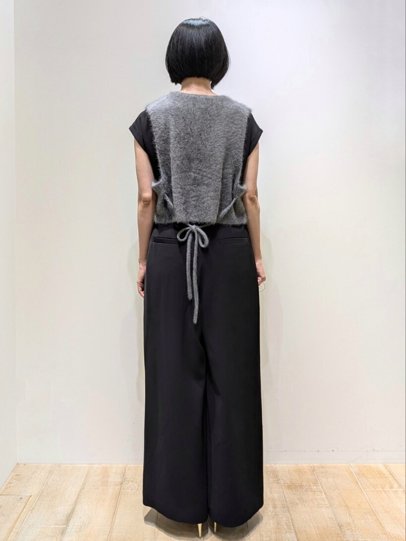 ブラック系のつなぎ/オールインワン、グレー系のベストを着用したレディースの夏コーディネートの3枚目の写真