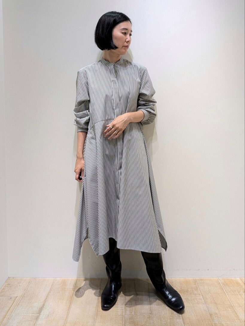 ブラック系のワンピースを着用したレディースの夏コーディネートの5枚目の写真