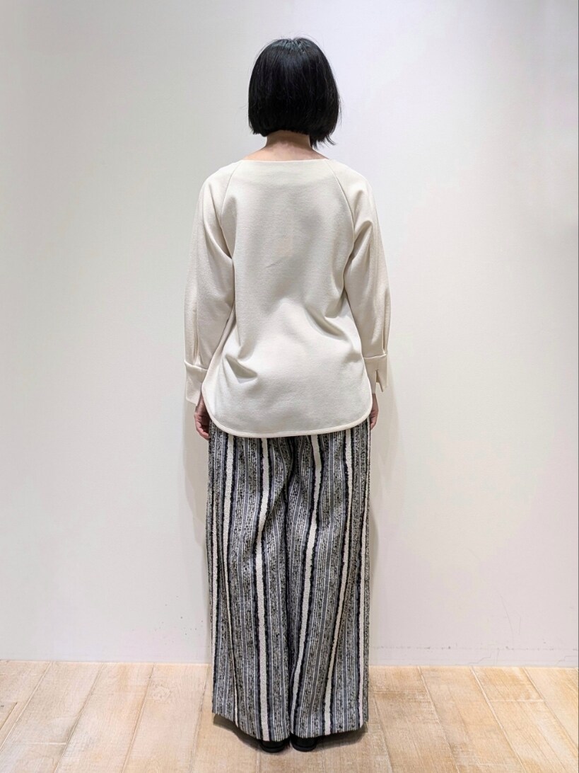 ブラック系のその他パンツ、ホワイト系のシャツ/ブラウスを着用したレディースの秋コーディネートの3枚目の写真