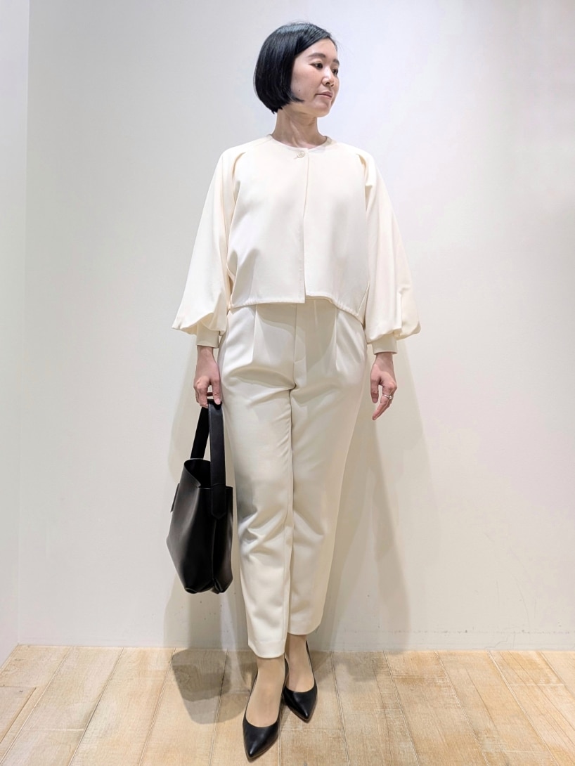 ホワイト系のテーラードジャケット、ホワイト系のスラックス、ホワイト系のシャツ/ブラウスを着用したレディースの冬コーディネートの3枚目の写真