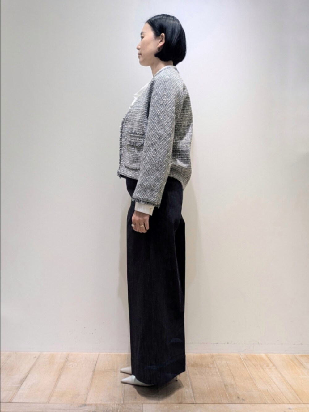 ブラック系のテーラードジャケット、ホワイト系のシャツ/ブラウス、ブルー系のデニムパンツを着用したレディースの冬コーディネートの4枚目の写真