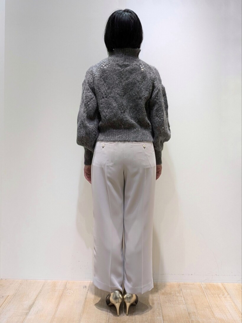 グレー系のニット/セーター、ピンク系のスラックスを着用したレディースの冬コーディネートの3枚目の写真