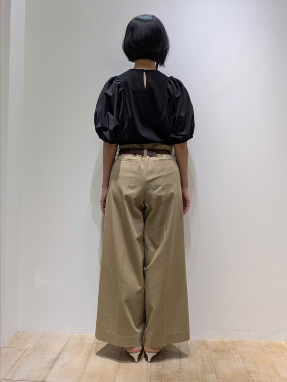 ブラック系のTシャツ/カットソー、ベージュ系のその他パンツ、ゴールド系のネックレスを着用したレディースの夏コーディネートの5枚目の写真