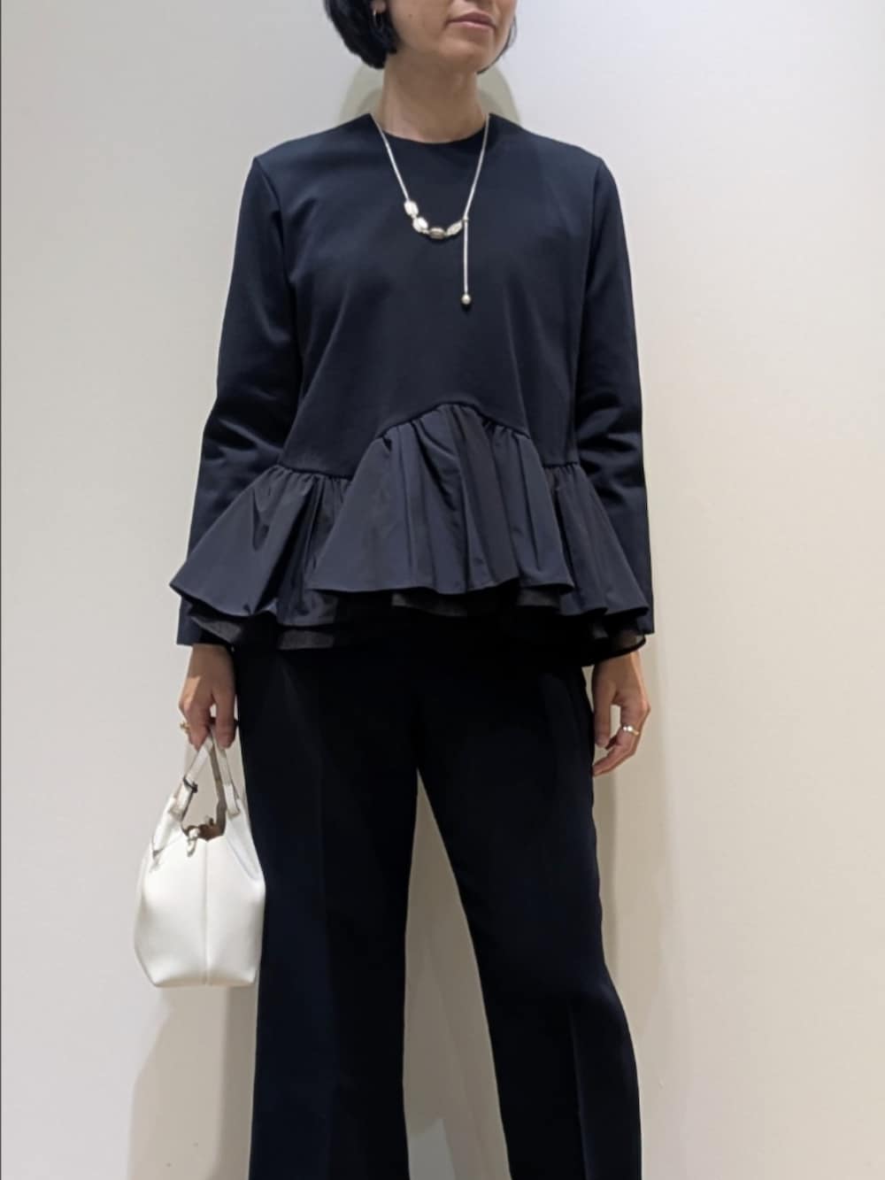 ブルー系のシャツ/ブラウス、ブルー系のその他パンツを着用したレディースの冬コーディネートの2枚目の写真