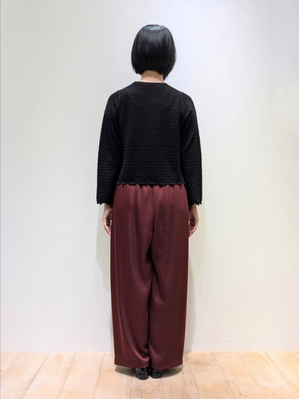 ブラック系のニット/セーター、レッド系のその他パンツを着用したレディースの秋コーディネートの5枚目の写真