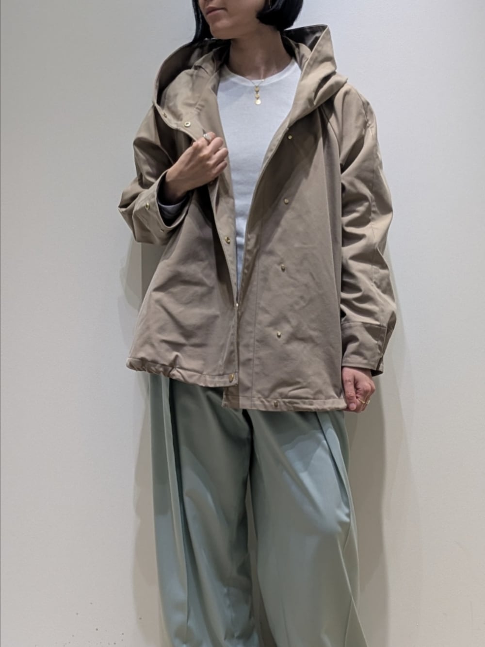 グリーン系のその他パンツ、ホワイト系のTシャツ/カットソー、ベージュ系のブルゾンを着用したレディースの冬コーディネートの2枚目の写真