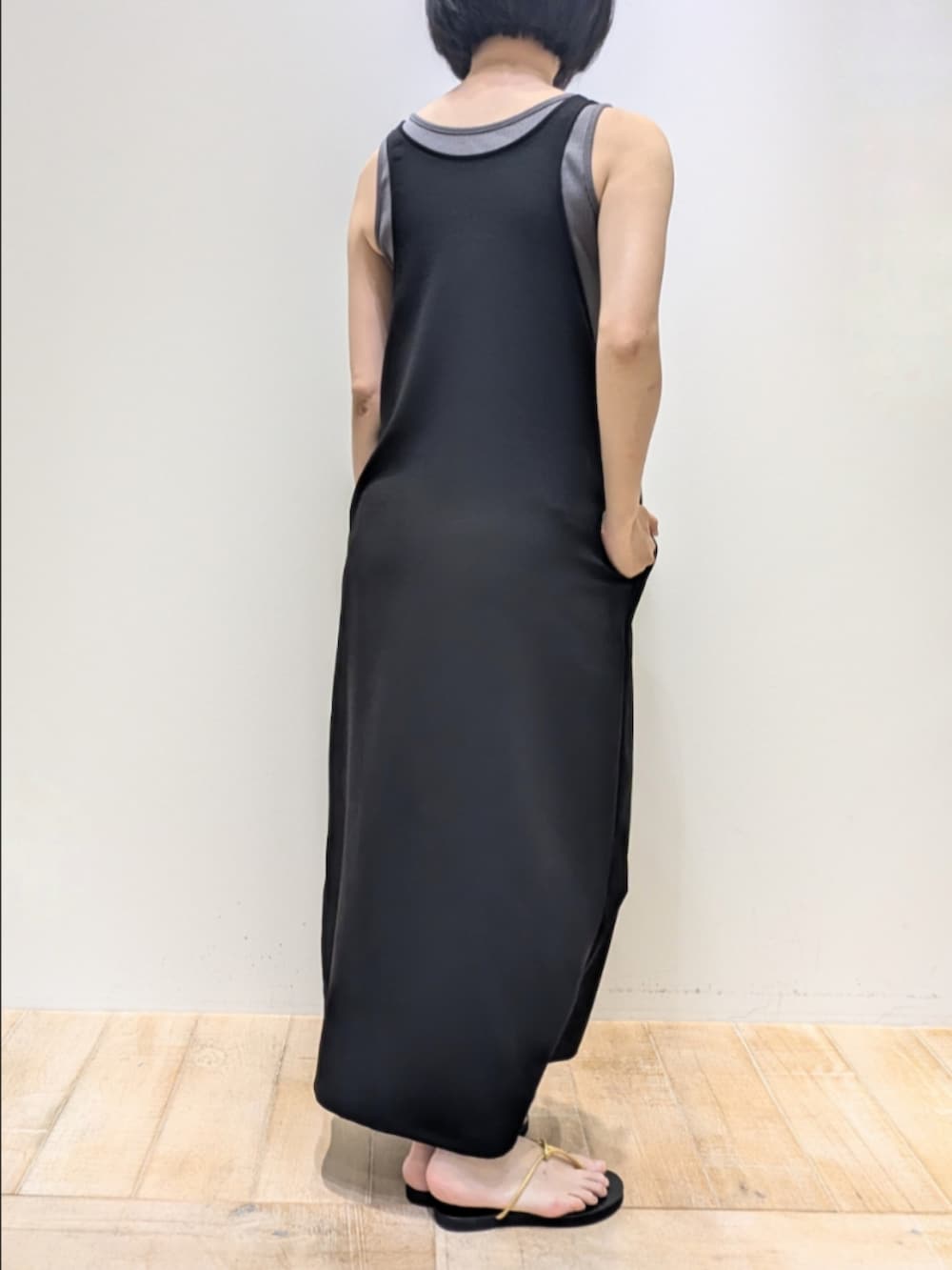 ブラック系のワンピース、ゴールド系のネックレス、ゴールド系のネックレスを着用したレディースの夏コーディネートの4枚目の写真