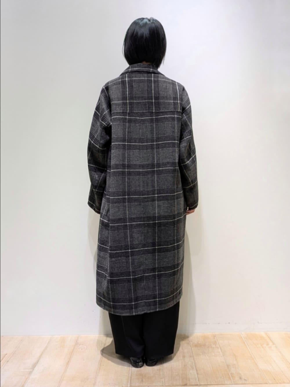 その他のチェスターコート、ホワイト系のシャツ/ブラウス、ブラック系のその他パンツを着用したレディースの秋コーディネートの5枚目の写真