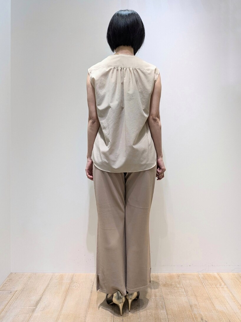 ベージュ系のシャツ/ブラウス、ベージュ系のその他パンツを着用したレディースの夏コーディネートの4枚目の写真