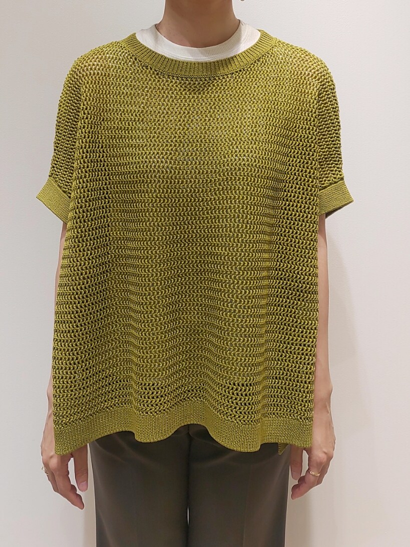 イエロー系のニット/セーター、グレー系のスラックス、ホワイト系のTシャツ/カットソーを着用したレディースの夏コーディネートの2枚目の写真