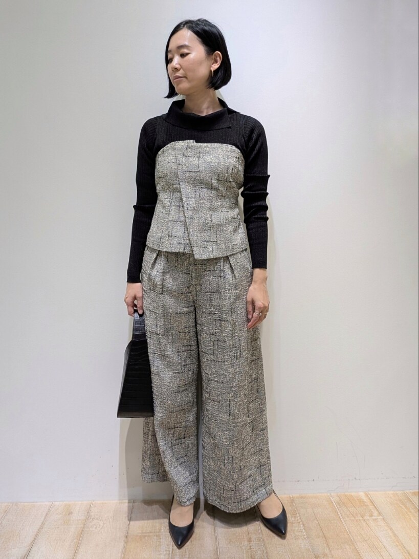 ブラック系のキャミソール、ブラック系のその他パンツ、ブラック系のニット/セーターを着用したレディースの冬コーディネートの4枚目の写真