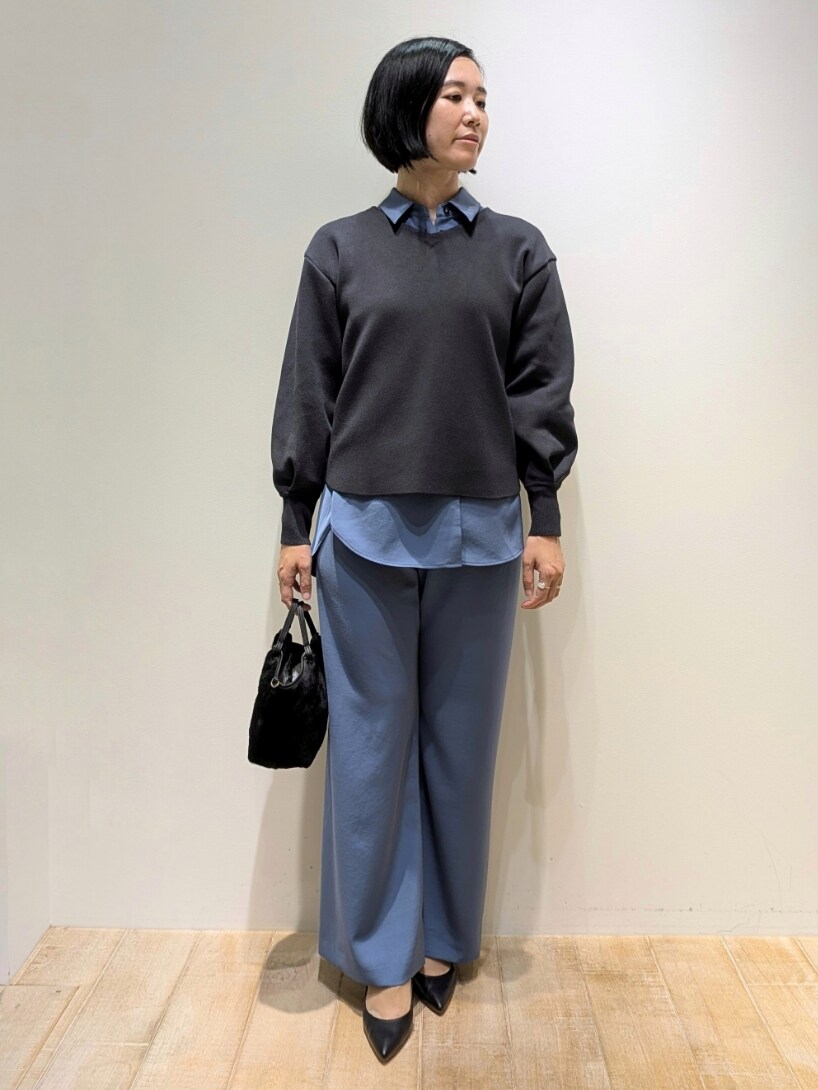 グレー系のシャツ/ブラウス、ブルー系のスラックス、ブルー系のシャツ/ブラウスを着用したレディースの秋コーディネートの4枚目の写真