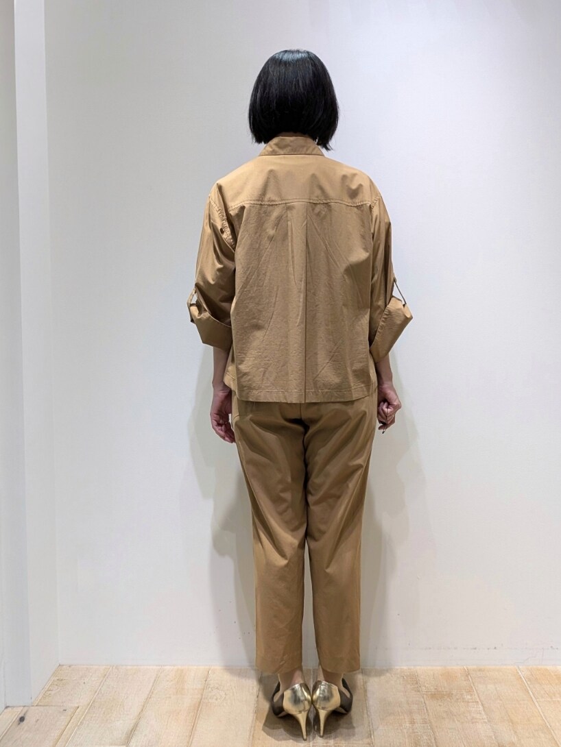 ベージュ系のシャツ/ブラウス、ベージュ系のその他パンツ、グレー系のシャツ/ブラウスを着用したレディースの夏コーディネートの3枚目の写真