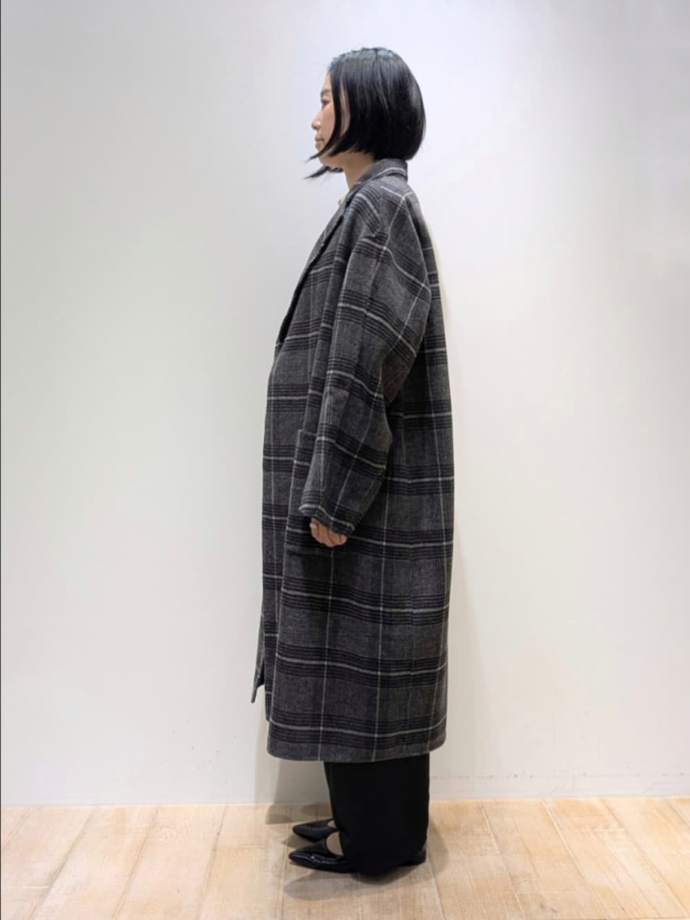 その他のチェスターコート、ホワイト系のシャツ/ブラウス、ブラック系のその他パンツを着用したレディースの秋コーディネートの4枚目の写真