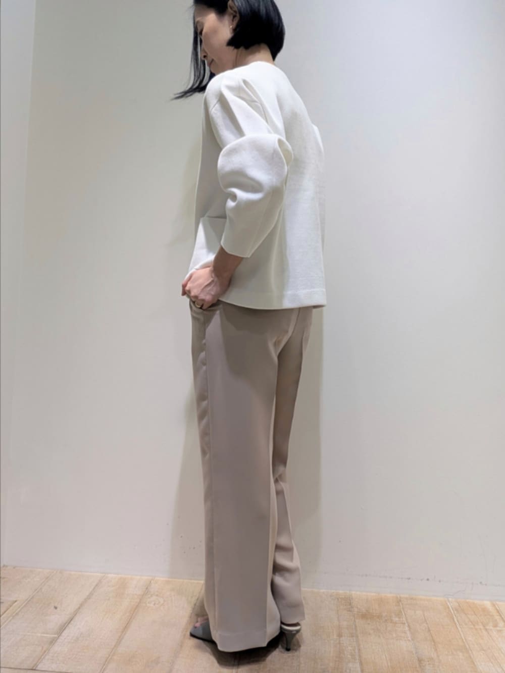 ホワイト系のカーディガン/ボレロ、ベージュ系のその他パンツを着用したレディースの冬コーディネートの4枚目の写真
