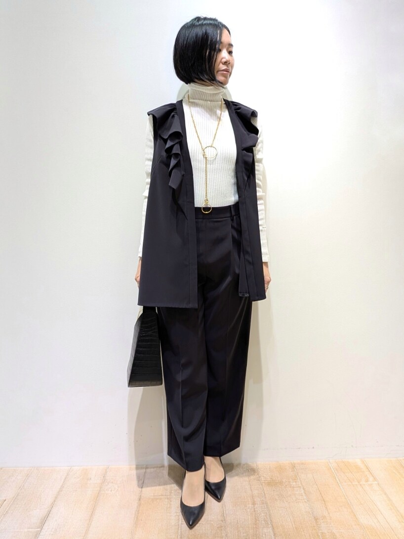 ブルー系のベスト、ブルー系のスラックス、ホワイト系のニット/セーターを着用したレディースの冬コーディネートの4枚目の写真