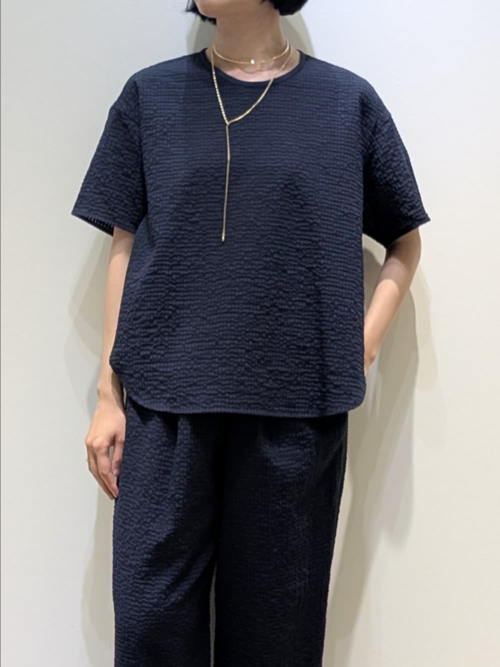 ブルー系のTシャツ/カットソー、ブルー系のその他パンツ、ゴールド系のネックレスを着用したレディースの夏コーディネートの2枚目の写真