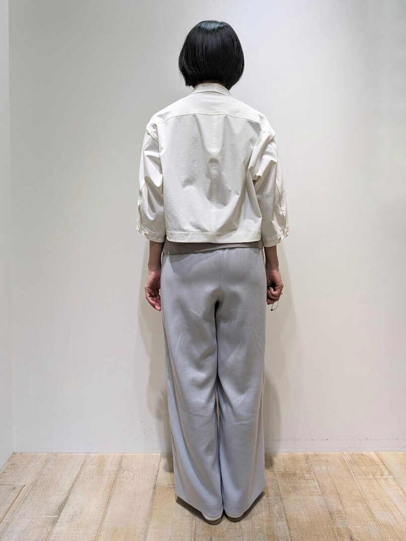 ホワイト系のブルゾン、ブルー系のその他パンツ、グレー系のTシャツ/カットソーを着用したレディースの春コーディネートの3枚目の写真