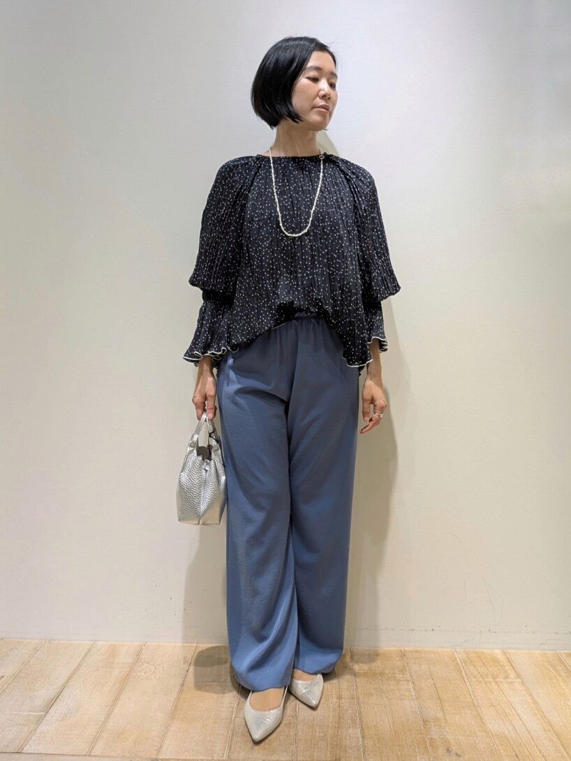 ブルー系のシャツ/ブラウス、ブルー系のスラックスを着用したレディースの冬コーディネートの4枚目の写真