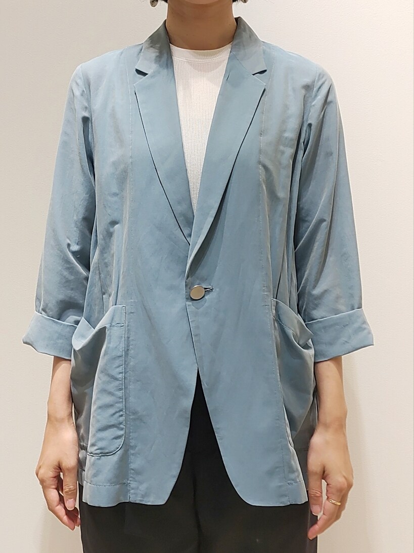 ホワイト系のTシャツ/カットソー、ブルー系のテーラードジャケット、ブルー系のその他パンツを着用したレディースの夏コーディネートの2枚目の写真