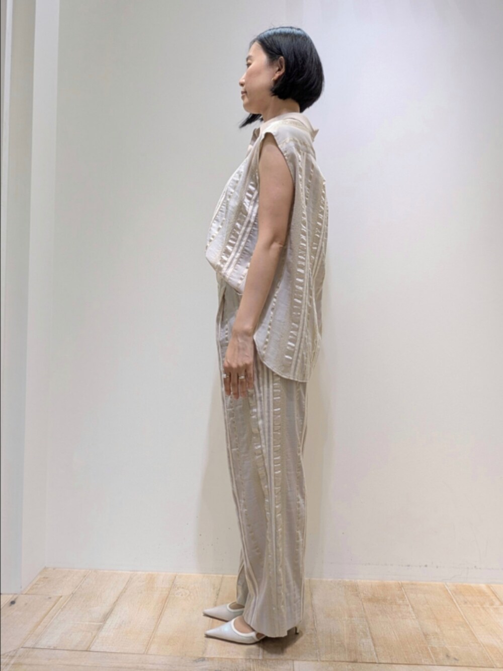 ベージュ系のシャツ/ブラウス、ベージュ系のその他パンツを着用したレディースの夏コーディネートの5枚目の写真