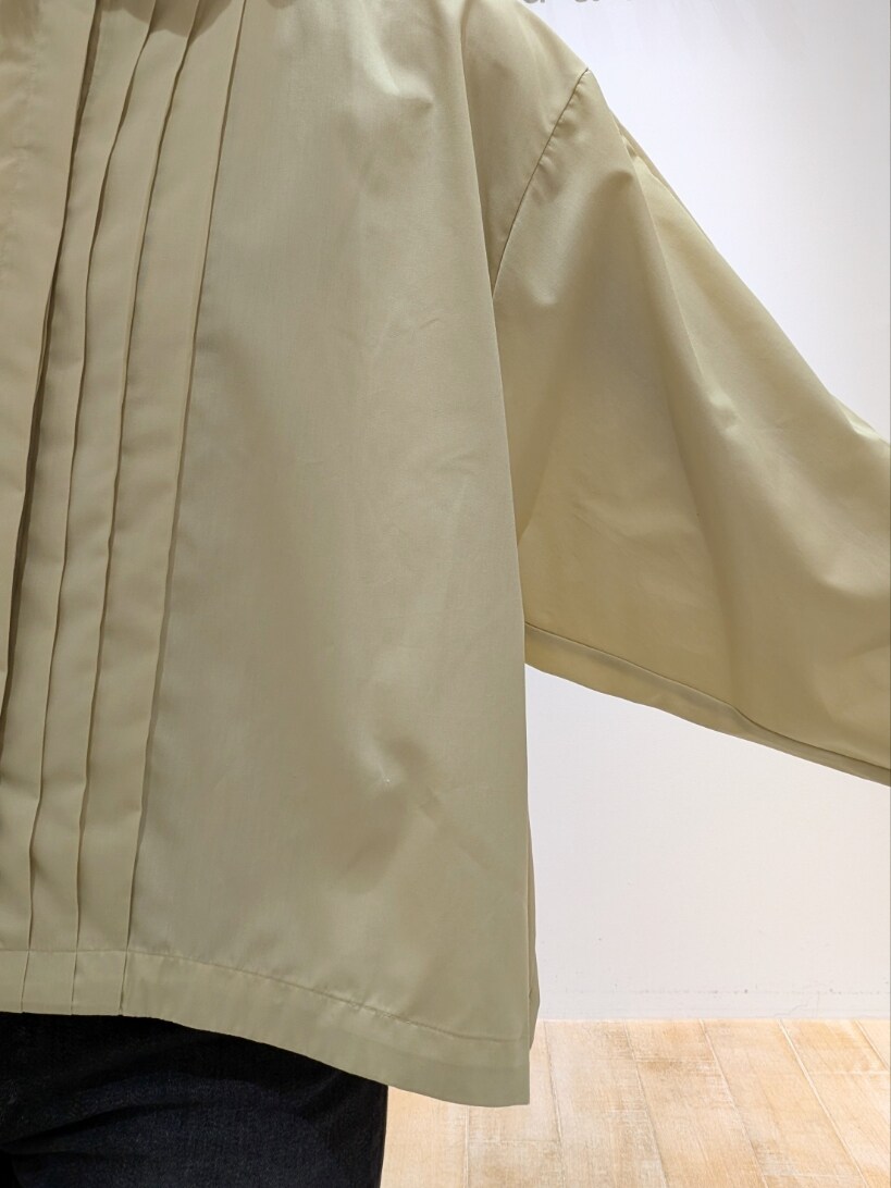 イエロー系のシャツ/ブラウス、ブラック系のその他パンツを着用したレディースの秋コーディネートの4枚目の写真