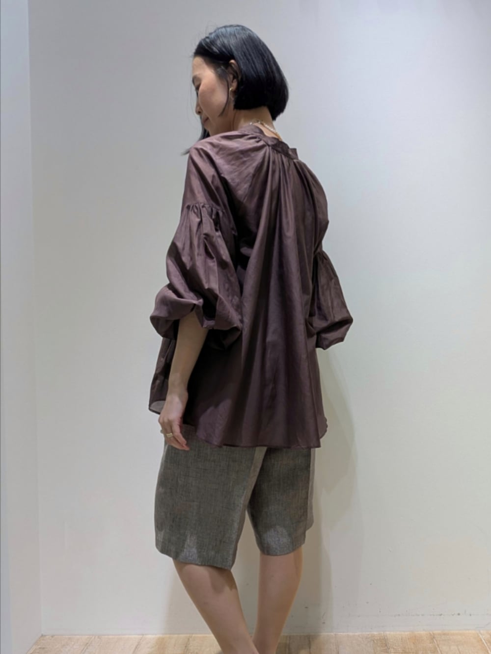 ブラウン系のシャツ/ブラウス、ベージュ系のその他パンツ、ゴールド系のチョーカーを着用したレディースの春コーディネートの5枚目の写真