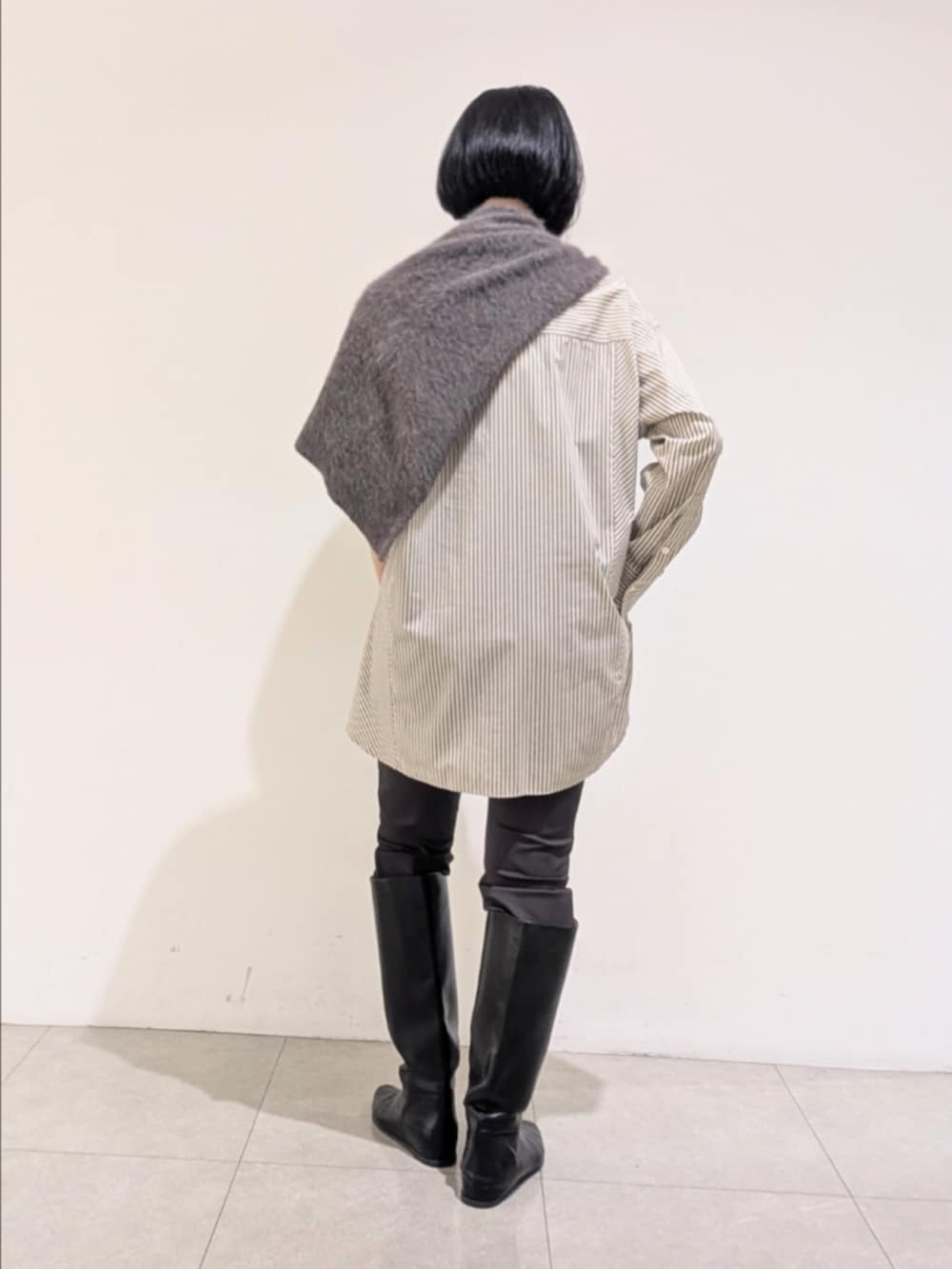 ベージュ系のシャツ/ブラウス、グレー系のその他パンツ、ブラウン系のストール/ショールを着用したレディースの秋コーディネートの5枚目の写真