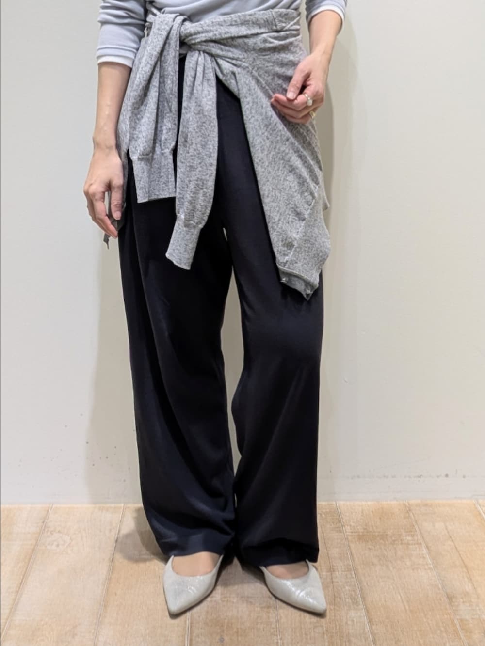 ホワイト系のTシャツ/カットソー、グレー系のTシャツ/カットソー、グレー系のカーディガン/ボレロを着用したレディースの春コーディネートの3枚目の写真