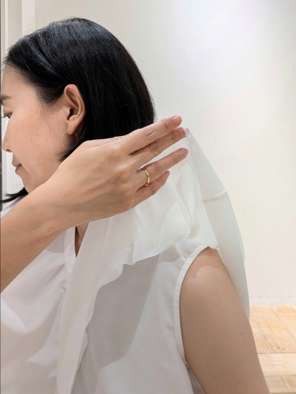 ホワイト系のシャツ/ブラウス、グレー系のその他パンツを着用したレディースの秋コーディネートの4枚目の写真