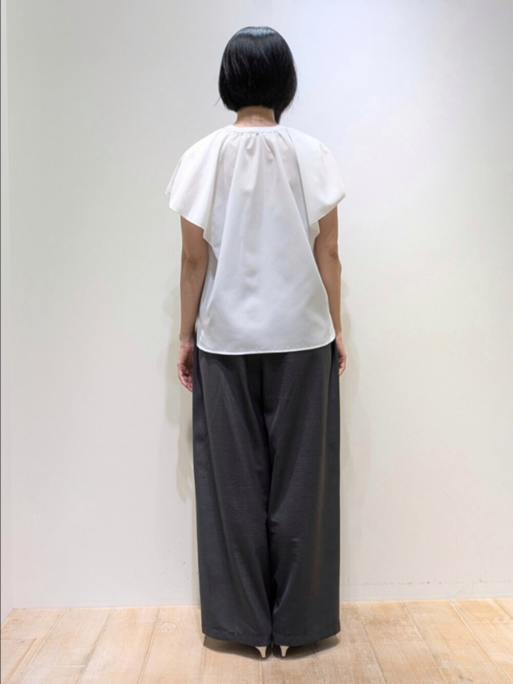 ホワイト系のシャツ/ブラウス、グレー系のその他パンツを着用したレディースの秋コーディネートの6枚目の写真