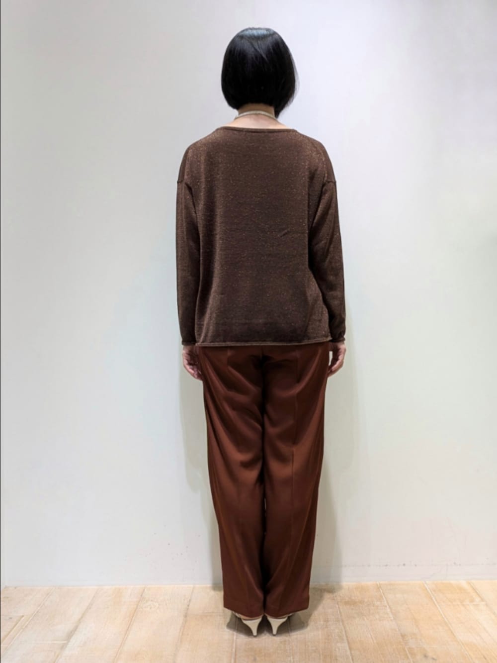ブラウン系のその他パンツ、その他のニット/セーター、ホワイト系のネックレスを着用したレディースの秋コーディネートの5枚目の写真