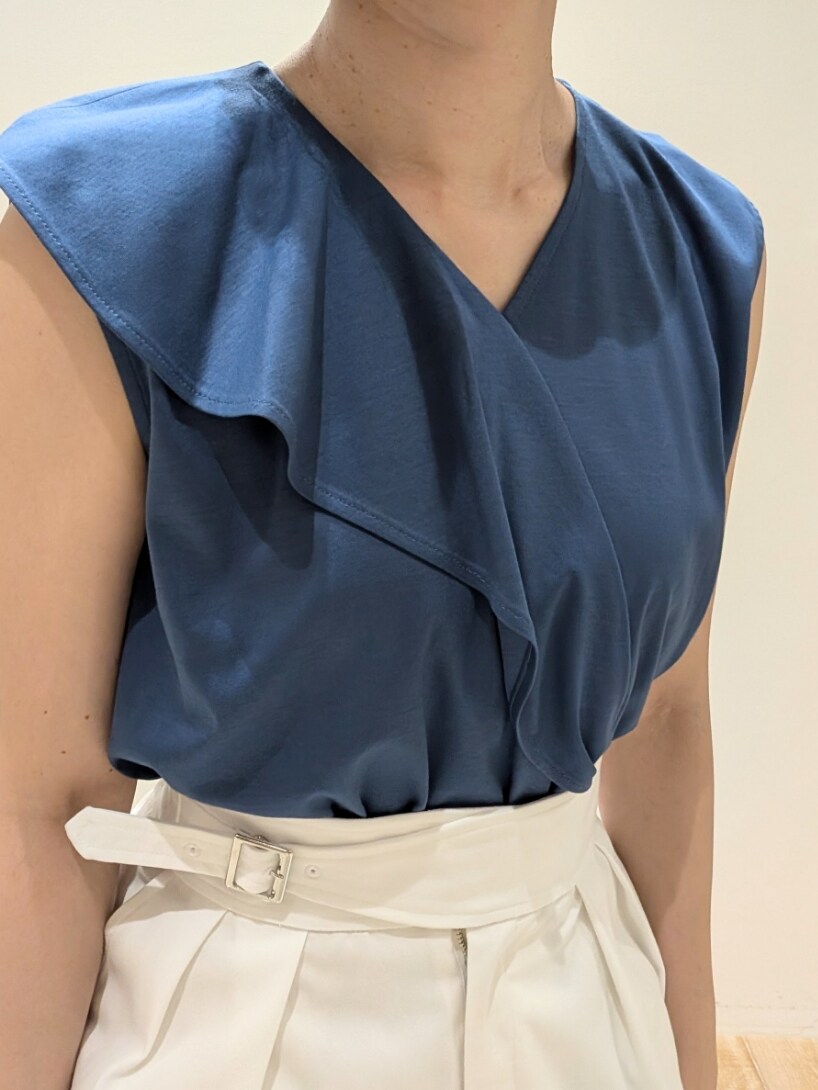 ブルー系のシャツ/ブラウス、ホワイト系のその他パンツを着用したレディースの夏コーディネートの3枚目の写真