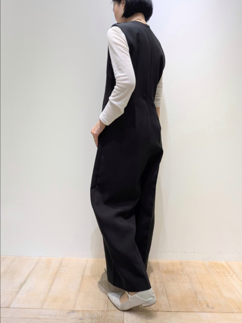 ブラック系のつなぎ/オールインワン、ホワイト系のTシャツ/カットソー、シルバー系のネックレスを着用したレディースの春コーディネートの4枚目の写真