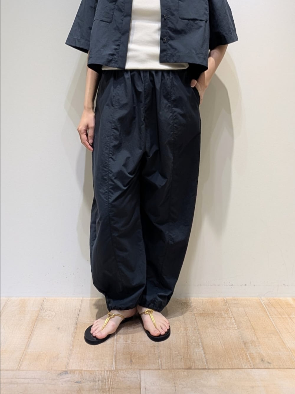 グレー系のシャツ/ブラウス、グレー系のその他パンツ、ホワイト系のタンクトップを着用したレディースの春コーディネートの3枚目の写真