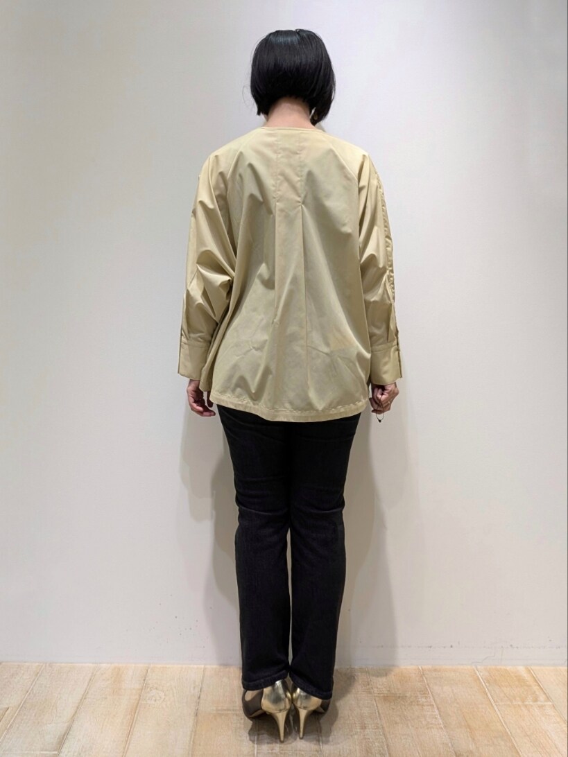 イエロー系のシャツ/ブラウス、ブラック系のその他パンツを着用したレディースの秋コーディネートの3枚目の写真