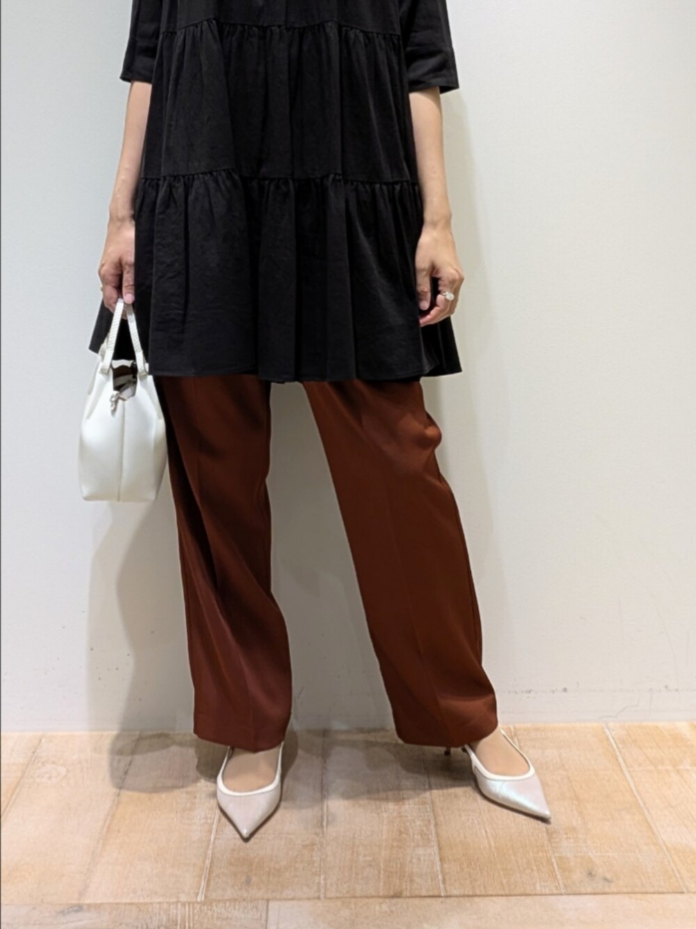 ブラック系のシャツ/ブラウス、ブラウン系のその他パンツを着用したレディースの夏コーディネートの3枚目の写真