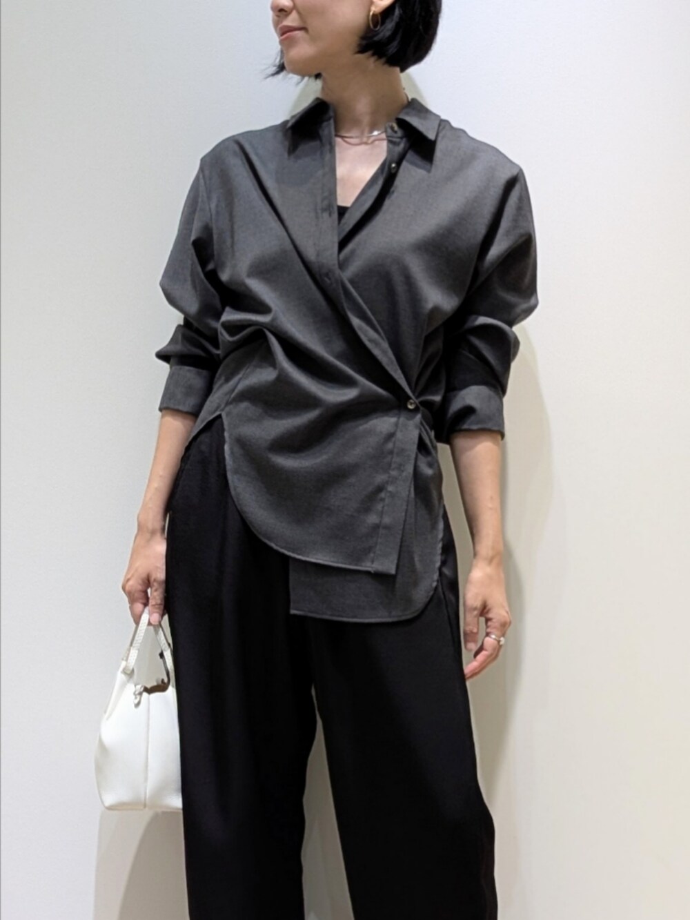 グレー系のシャツ/ブラウス、ブラック系のその他パンツを着用したレディースの秋コーディネートの2枚目の写真