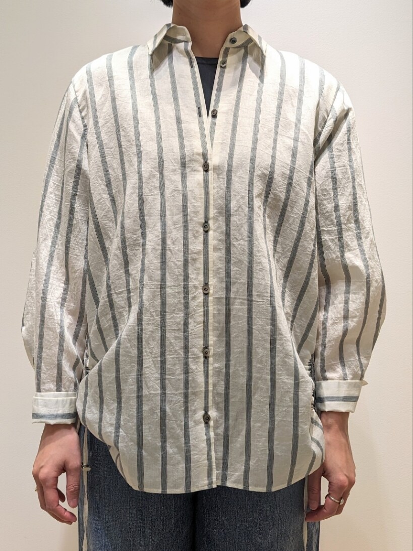 ホワイト系のシャツ/ブラウス、グリーン系のニット/セーターを着用したレディースの春コーディネートの2枚目の写真