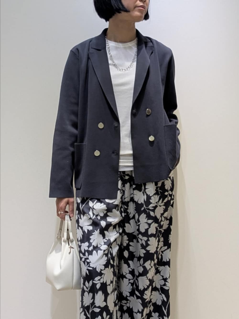 グレー系のテーラードジャケット、ホワイト系のTシャツ/カットソー、グレー系のその他パンツを着用したレディースの冬コーディネートの2枚目の写真