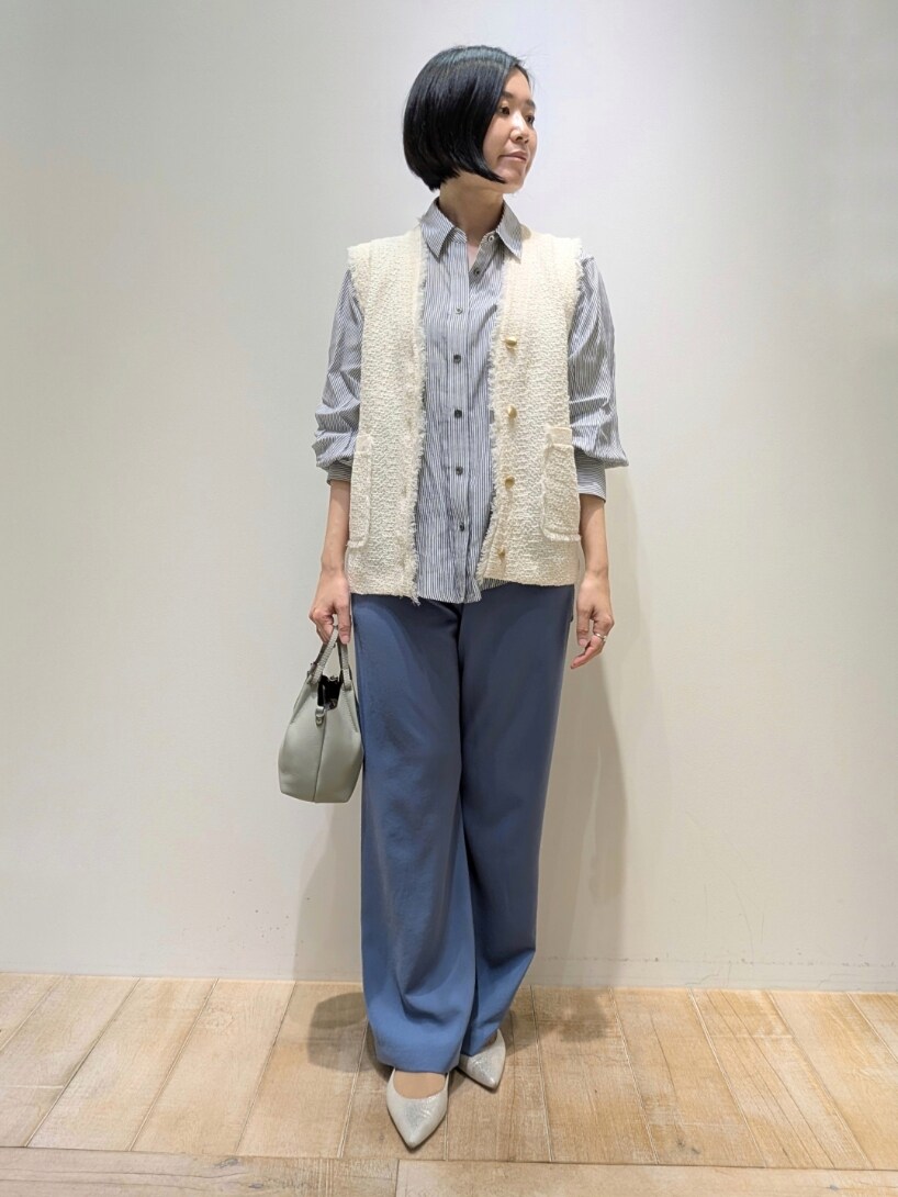 ブルー系のベスト、ブルー系のシャツ/ブラウス、ブルー系のスラックスを着用したレディースの冬コーディネートの4枚目の写真