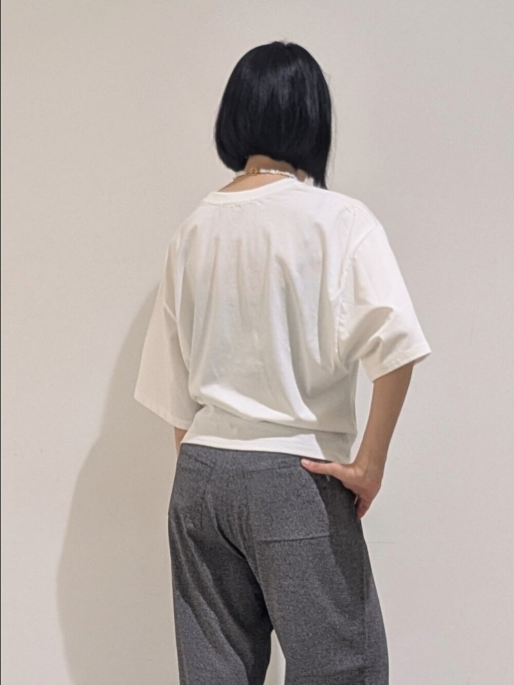 ホワイト系のTシャツ/カットソー、グレー系のその他パンツ、ゴールド系のネックレスを着用したレディースの夏コーディネートの4枚目の写真
