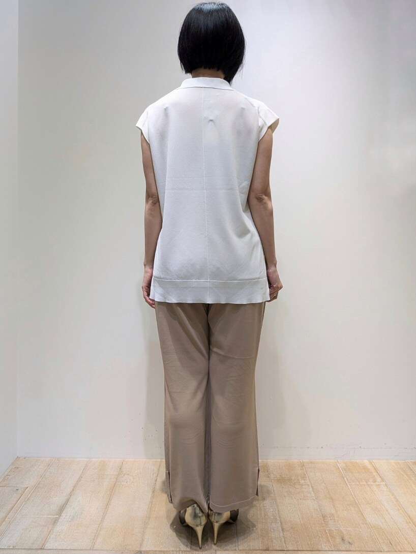 ホワイト系のTシャツ/カットソー、ベージュ系のその他パンツを着用したレディースの夏コーディネートの3枚目の写真