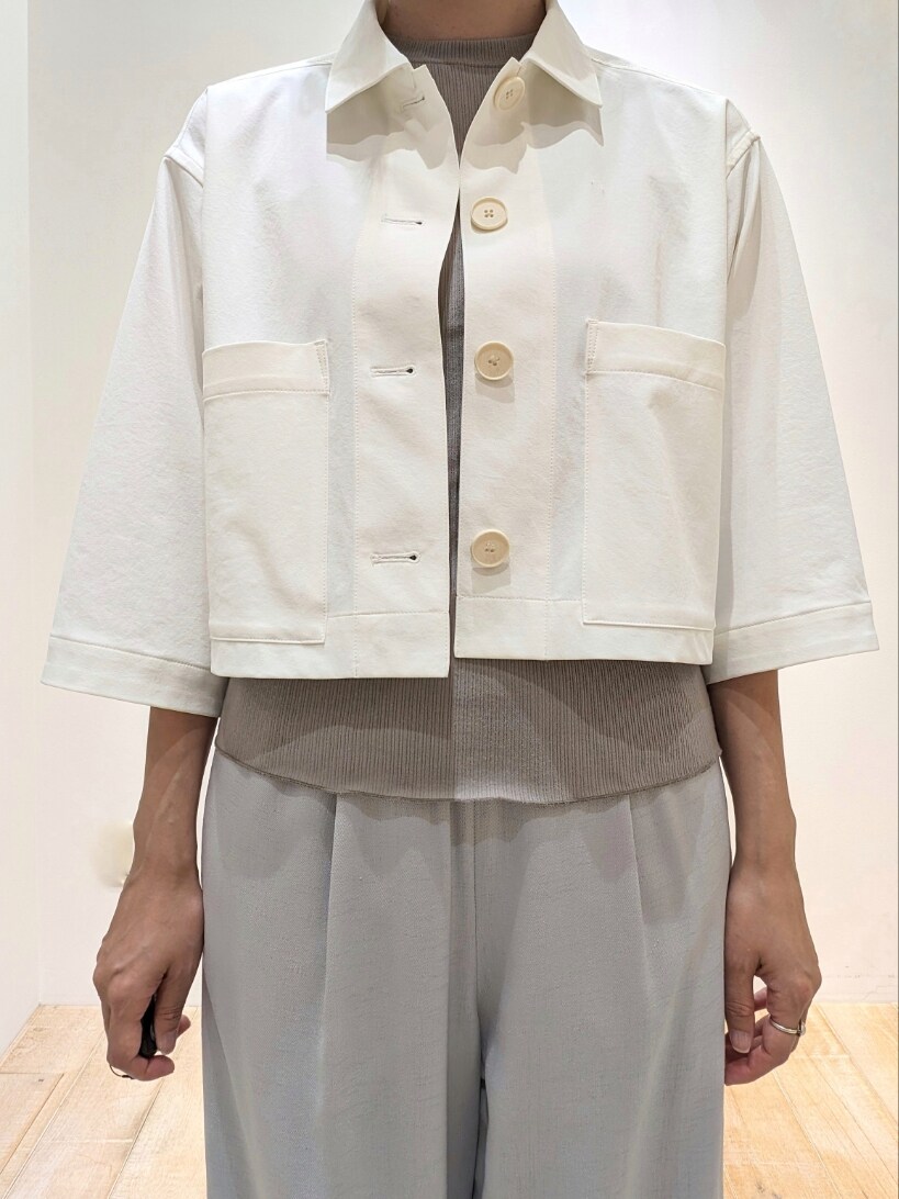 ホワイト系のブルゾン、ブルー系のその他パンツ、グレー系のTシャツ/カットソーを着用したレディースの春コーディネートの4枚目の写真